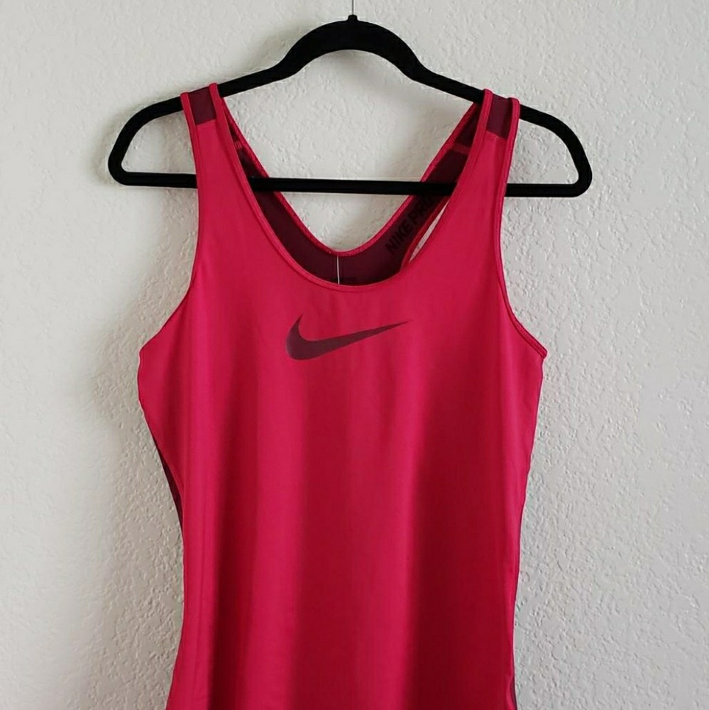 New Nike women workout top